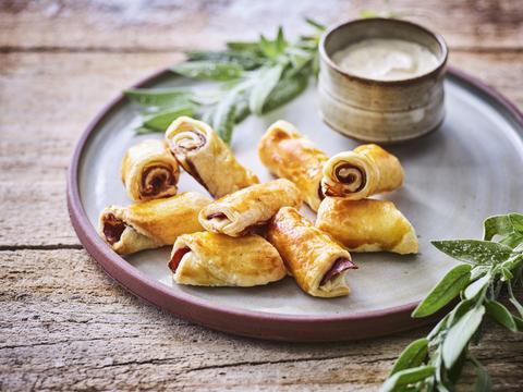 bladerdeegrolletjes met wild, koolrabi en mosterddip