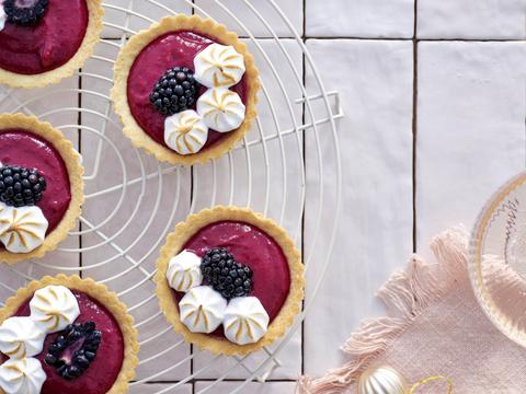 tartelettes met braambessencurd en zachte meringue