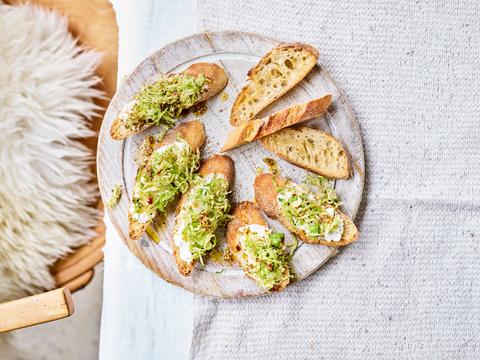Bruschetta met geitenkaas, flinterdunne spruitjes en citroendressing