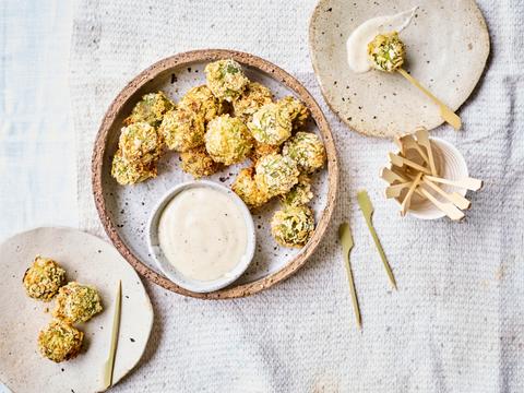 Krokante spruitjes met mierikswortelmayonaise