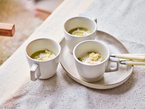 Spruitjessoep met fenegriekkaas en room