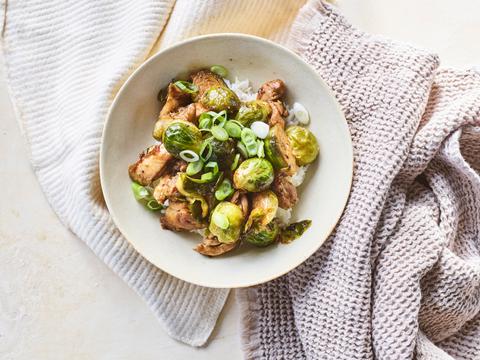 Sticky wok van kip en spruitjes met rijst