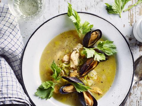 soepje van preibouillon met gestoofde prei en mosseltjes