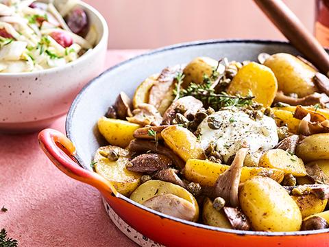 Aardappelpannetje met bospaddenstoelen, krokante kappertjes en een waldorfslaatje