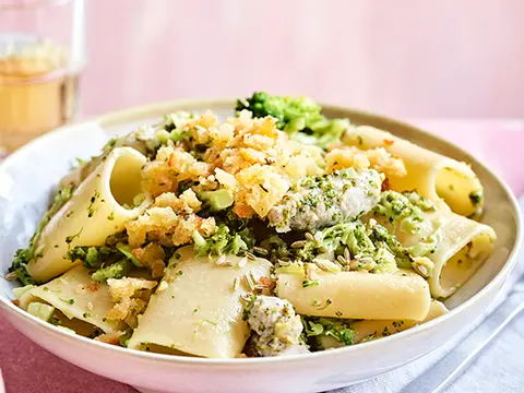 Paccheri met worst, geraspte broccoli en pangrattato van pittige oude kaas