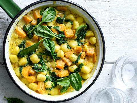 Gnocchi met spinazie, pompoen en kruidenroomsaus
