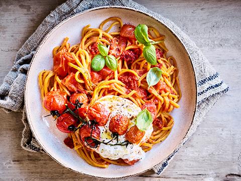 Gitaarspaghetti met tomatensaus, burrata en nduja