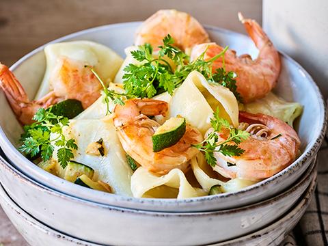 Paccheri met saffraansaus, courgette en scampi