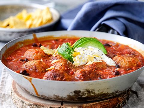 Chili gehaktballensoep met zwarte bonen, nacho’s en avocado
