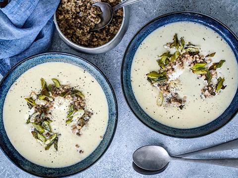 Prei-yoghurtsoep met linzen en bruine rijst