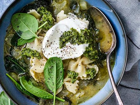 Spinazie-pestosoep met farfalle en burrata