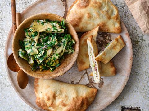 Calzones met courgette-parmahamvulling en artisjokslaatje