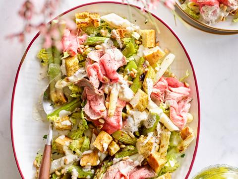 Salade van gegrilde asperges met pestocroutons, rosbief en parmezaandressing