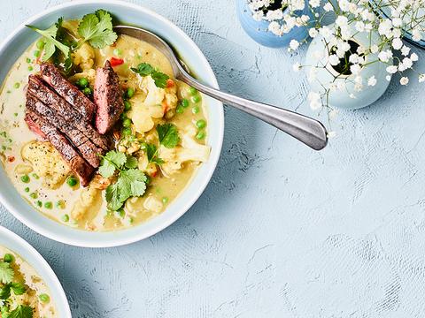Groene curry met bloemkool, erwtjes en rundvleesreepjes