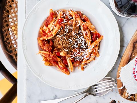 Pasta met worst, geraspte ricotta en krokant broodkruim