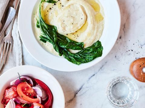 Tuinbonenpuree met cicoria en paprika-tomatensalade