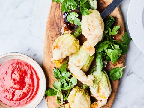 Gefrituurde courgettebloemen