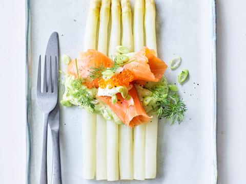 Gekookte asperges met avocadosausje en gerookte zalm