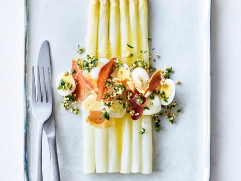 Asperges met kwarteleitjes, kruidencrumble en krokante prosciutto