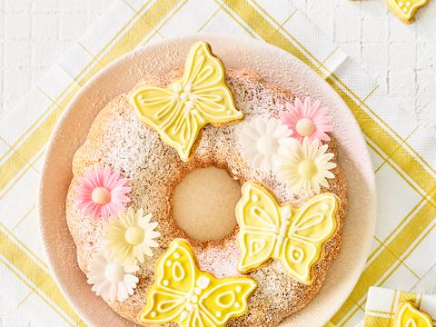 Paascake versierd met boterkoekjes