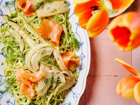 Capellini met tuinbonensaus, zalm en venkel