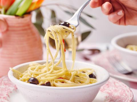 Linguine met ansjovisboter en olijven