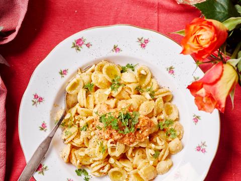 Orecchiette met ricotta, paprika en hazelnoten