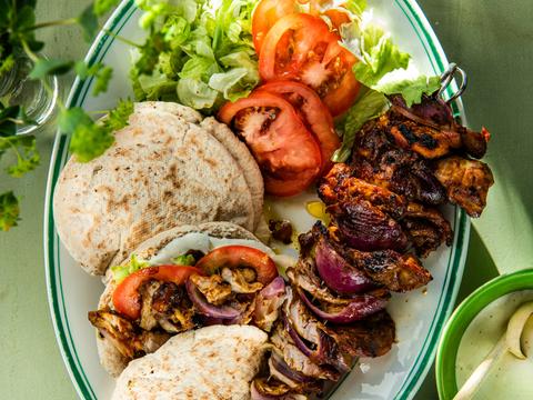 pita met homemade kipshoarma, sla en knoflooksaus
