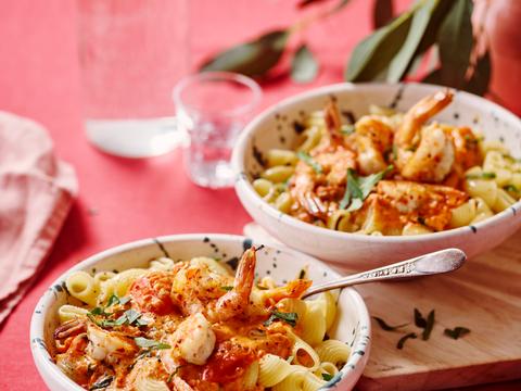 Pipe rigate met wodkasaus, tomaatjes en scampi's