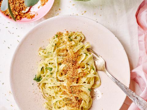 Tagliatelle met ei, peterselie en broodkruim