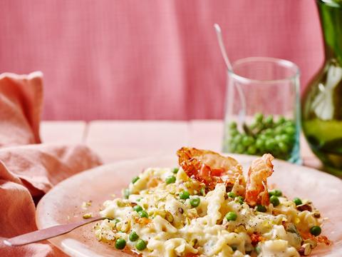 Reginette met kaassaus, pancetta, erwtjes en pistachenoten