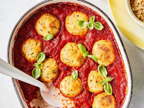 kruidige fetaballetjes in tomatensaus