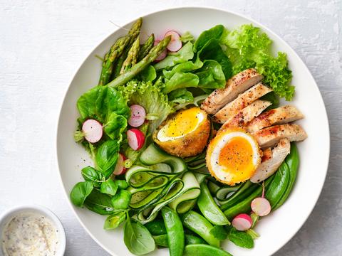 Lentesalade met gegrilde kippenreepjes en krokante eitjes