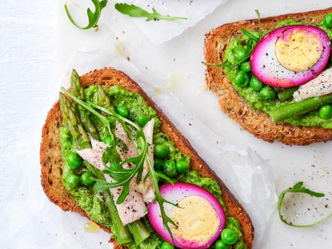 Toast met erwtenhummus, gerookte paling en gepekelde eieren
