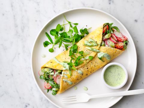 Omelet met tomaten-radijzensalade en fetadressing