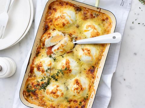 Gratin met hardgekookte eitjes, champignons en een kaaskorstje