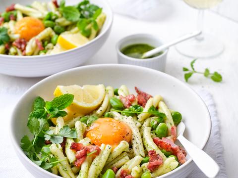 Pasta met frisse kruidenpesto, tuinbonen, spekjes en gekonfijte eidooier