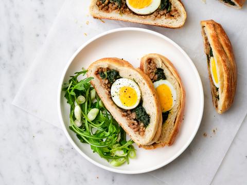 Gevuld brood met eitjes
