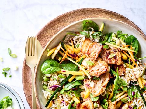 Eiernoedelsalade met crispy pork