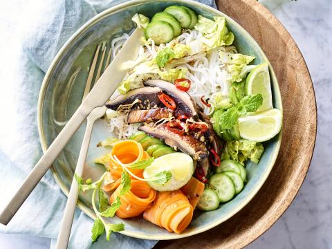 Vegan Vietnamese rijstnoedelsalade met chiliportobello