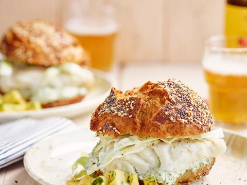 Kabeljauwburger met mango en peterseliemayonaise