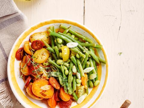 Gebakken chorizopatatjes met boontjes en aiolidressing