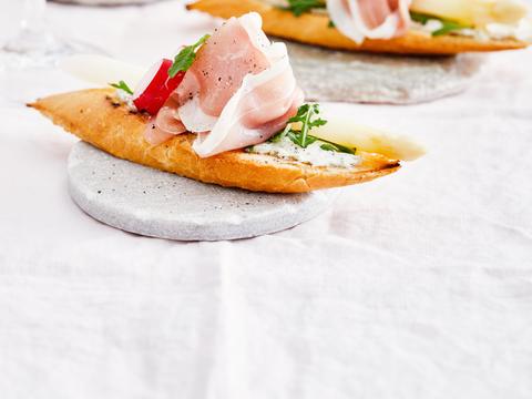 Aspergebruschetta met prosciutto