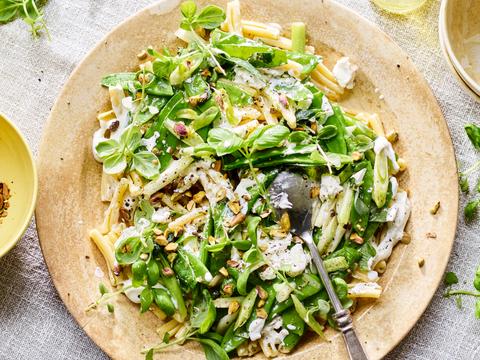 casarecce met peultjes, ricotta en geroosterde pistachenootjes