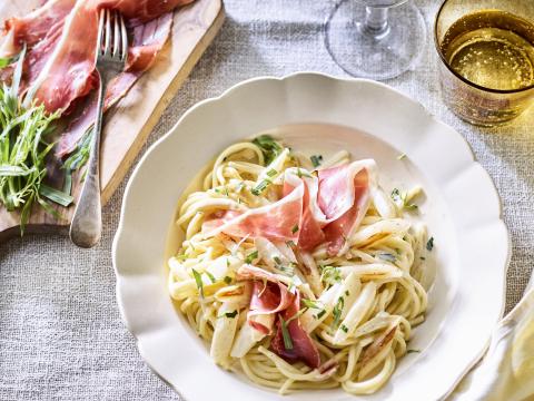 Spaghetti met witte asperges, dragonroom en gedroogde ham