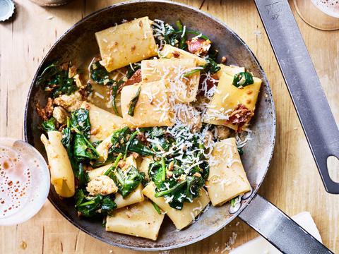 Paccheri met spinazie, worstjesvlees en bier