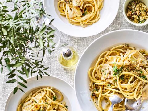spaghetti met venkel en pittig ansjovis-broodkruim