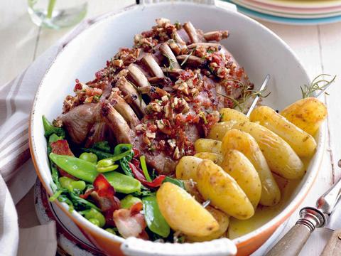 lamskroon met baconkorst en aardappelspiesje