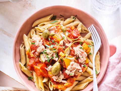 Penne met tomatenpaprikasaus en tonijn