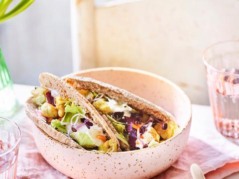 Volkoren pitabroodjes met kip, rauwkost en yoghurtdressing